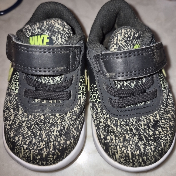 Cute Nike Kids Flex Contact Gray/Green Neon Low Top Lace Up Sneaker Shoes Sz 4C - Picture 2 of 4